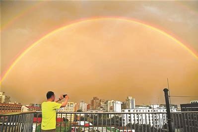 北京阵雨后出现双层彩虹