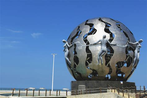 北海银滩海豚雕塑