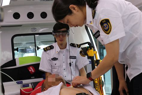医护人员救护车上抢救病人