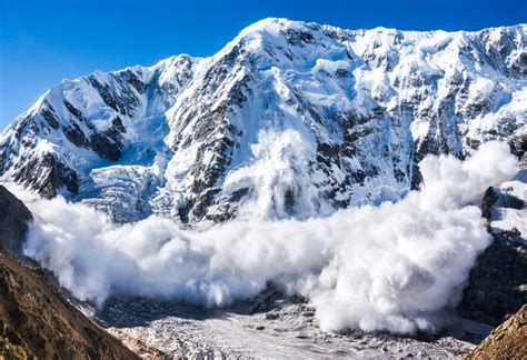 十大高峰雪崩图片
