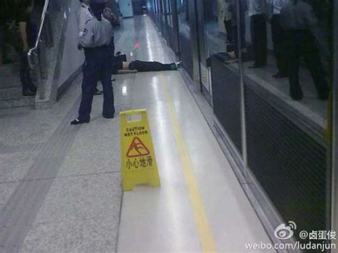南京地铁40岁男子晕倒