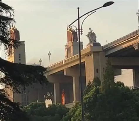 南京长江大桥失火是怎么回事