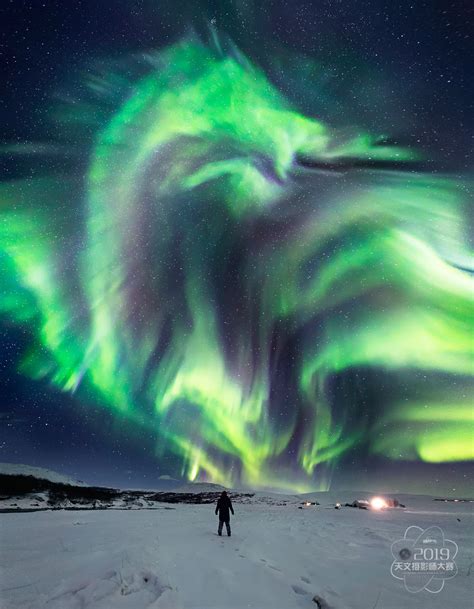 南北极为什么会产生极光