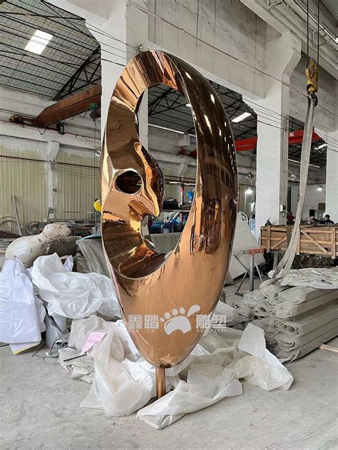南阳镜面抽象不锈钢雕塑公司