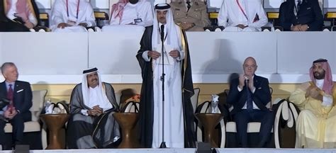 卡塔尔国王乘坐电梯离开