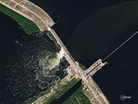 卡霍夫卡水电站大坝被炸瞬间曝光