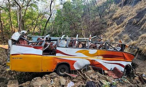 印度一大巴坠入峡谷致13死29伤