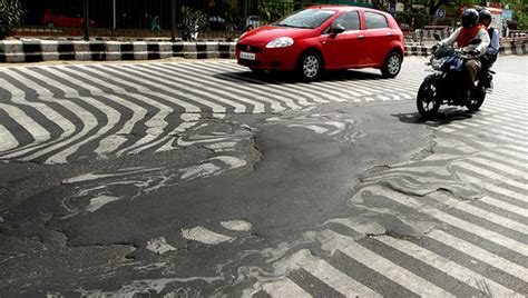 印度修柏油马路和喷漆一样