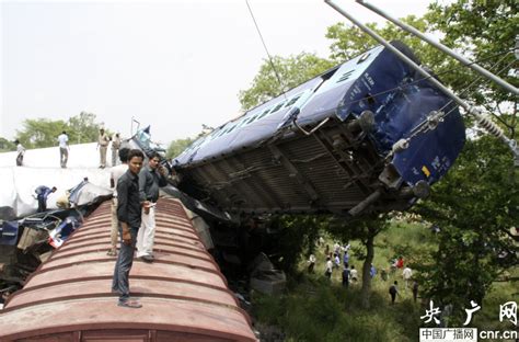 印度列车相撞事故已致死伤超千人l