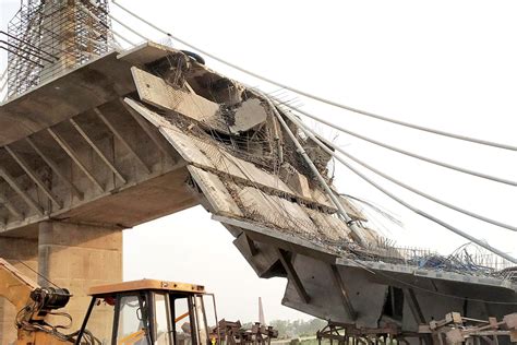 印度大桥倒塌最新视频