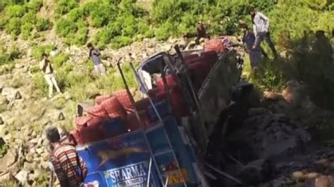 印度巴士坠入峡谷致30人死亡