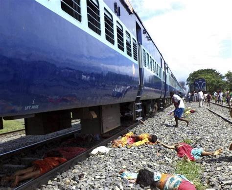 印度火车摔死人事故现场