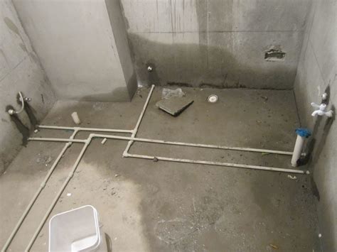 厕所改造换管道