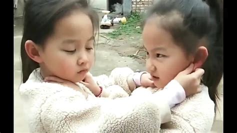 双胞胎萌娃打架搞笑视频