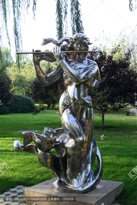 吹笛少女雕塑