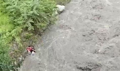 四川彭州突发山洪被冲走的女人