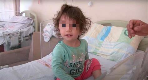 土耳其两岁女孩把蛇咬死