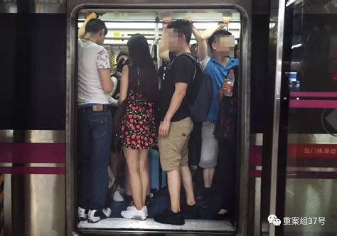 地铁女子骚扰男乘客