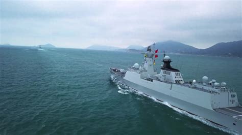 外国人评论中国军舰横切美舰