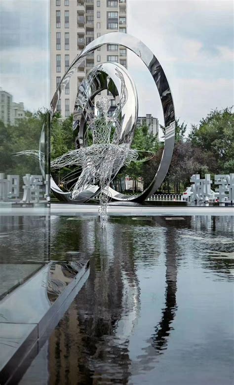 大型不锈钢雕塑高清图