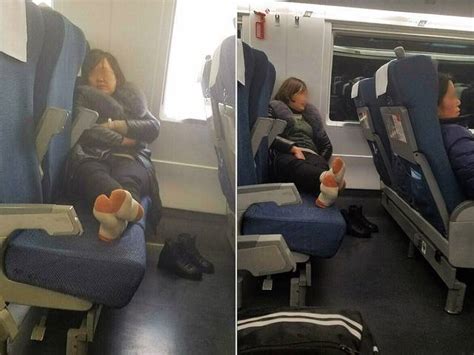 大妈脚臭在火车上抠脚
