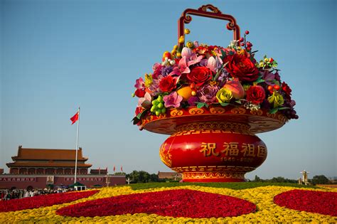 天安门广场巨型花篮是鲜花吗