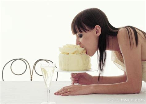 女人梦见吃蛋糕