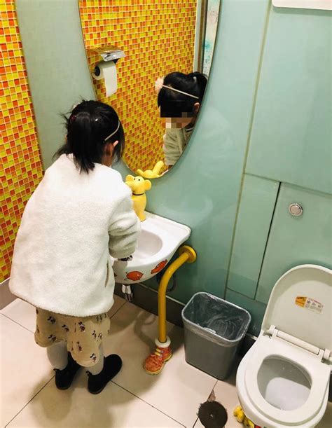 女卫生间装男童尿池