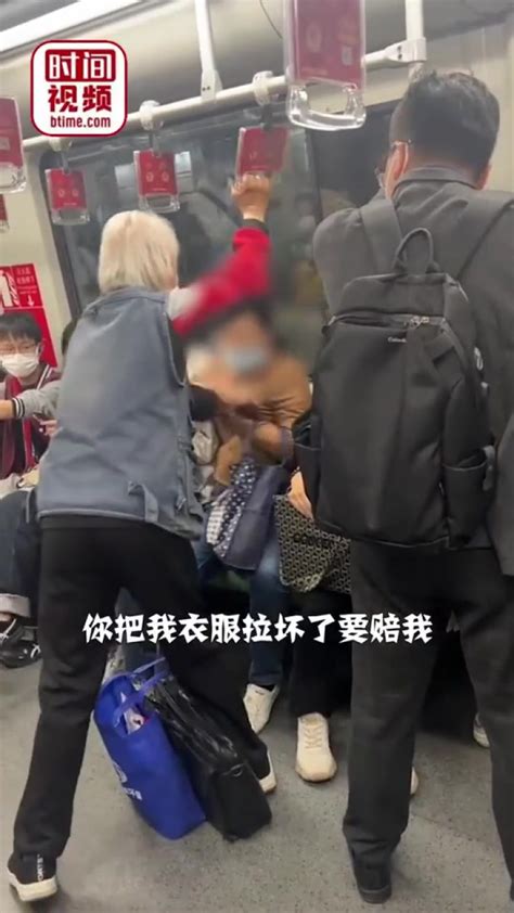 女子乘坐上海地铁与人抢座