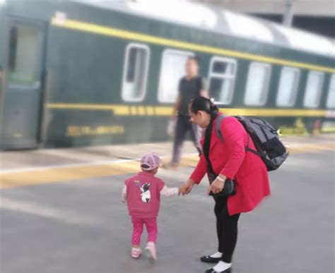 女子带孩子乘火车