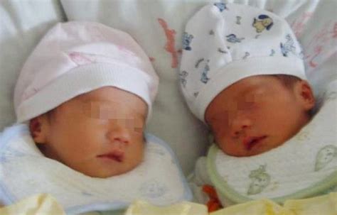 女子生下双胞胎被家人质疑