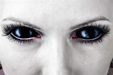 女的眼睛全黑恐怖图片