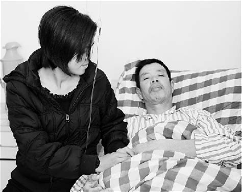 妻子失明三年父亲割肾救子
