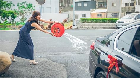 姑娘在路上被泼了一车脏水