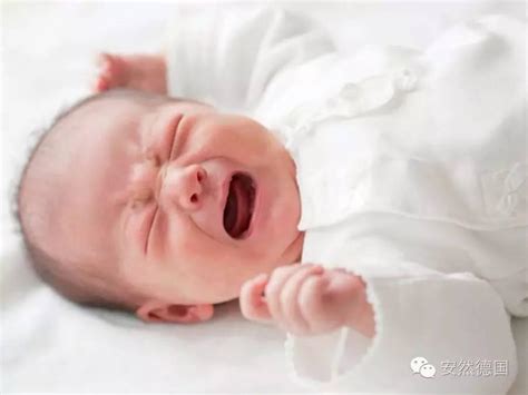 婴儿睡觉上半夜不踏实易醒哭闹