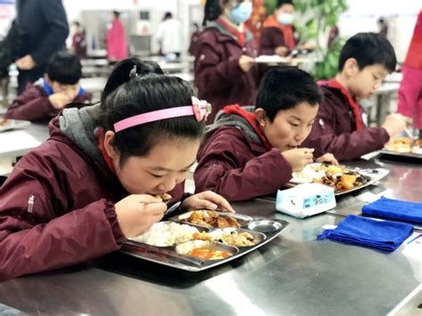 学校有权利让孩子吃预制菜