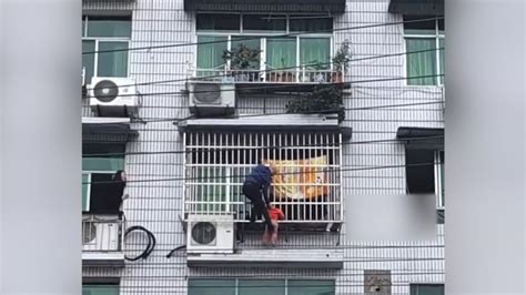 孩子被卡住5楼防护窗