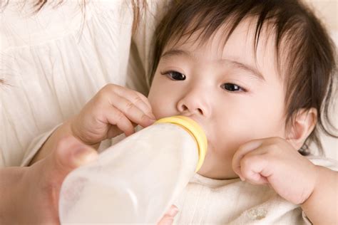 宝宝吃奶的时候老是挣扎