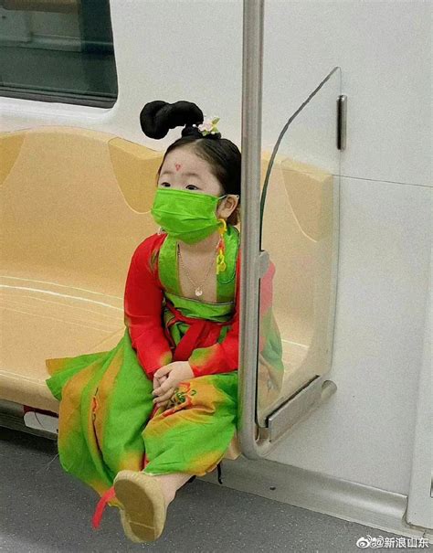 小姑娘穿汉服搭乘地铁