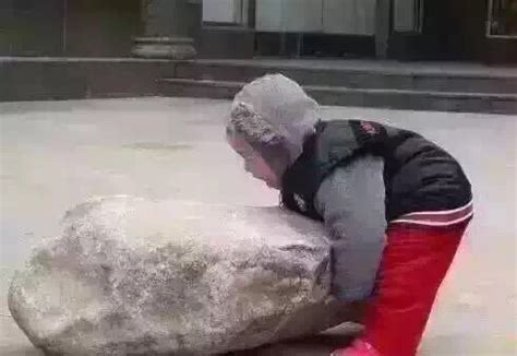 小孩买小石头收到巨石