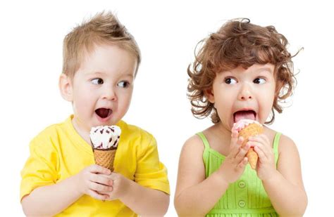 小孩吃冰淇淋吃到梦里来