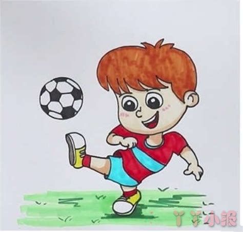 小男孩踢足球的三年级简笔画
