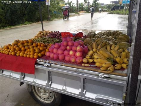 小货车冲向水果摊