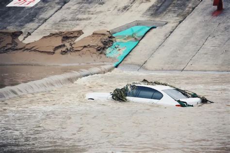 山洪来时车被淹的图片