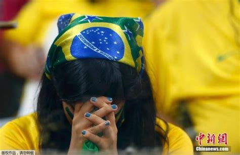 巴西1比7惨败球迷痛哭