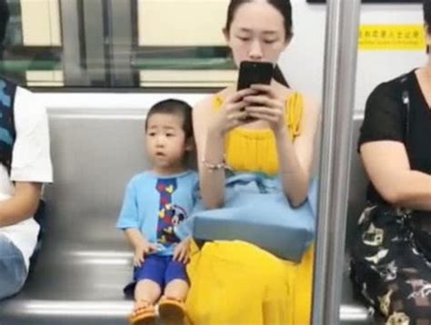 带两个小孩坐地铁