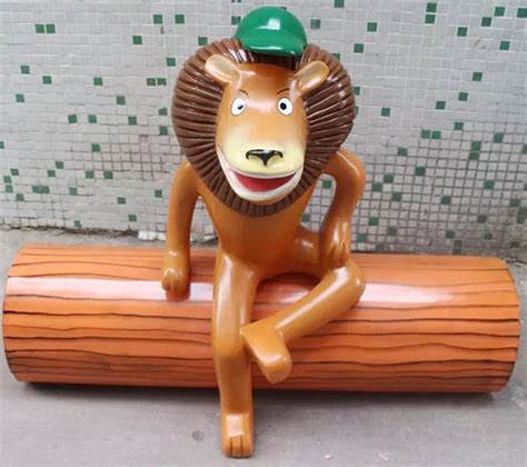 广东卡通玻璃钢动物狮子雕塑