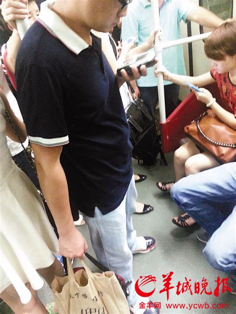 广州地铁一个女子被偷拍