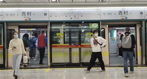 广州地铁八号线怀疑大叔偷拍女子
