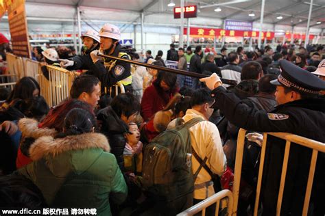 广州火车站滞留旅客二十万